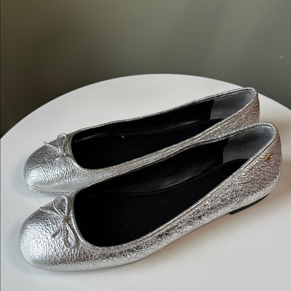 Tory Burch Laila 2 Driver Leather Ballet Flats Crinkle Metallic Silver Flaw - Picture 7 of 16
